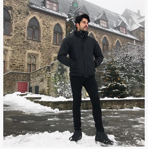 Yeni yl tatilini frsat bilen yakkl oyuncu, dn tarihini belirlemek iin dmeye bast ve sevgilisiyle birlikte Almanya'nn yolunu tuttu.