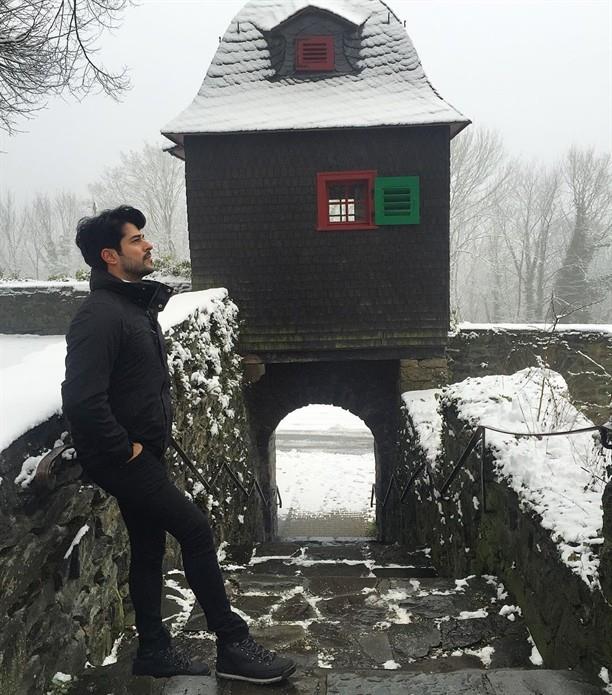 Sevgilisinin ailesinden ilk onay alan yakkl oyuncu, Evcen'in 32'inci ya gnnde organize ettii doum gn partisinde ise akna evlenme teklif etti.