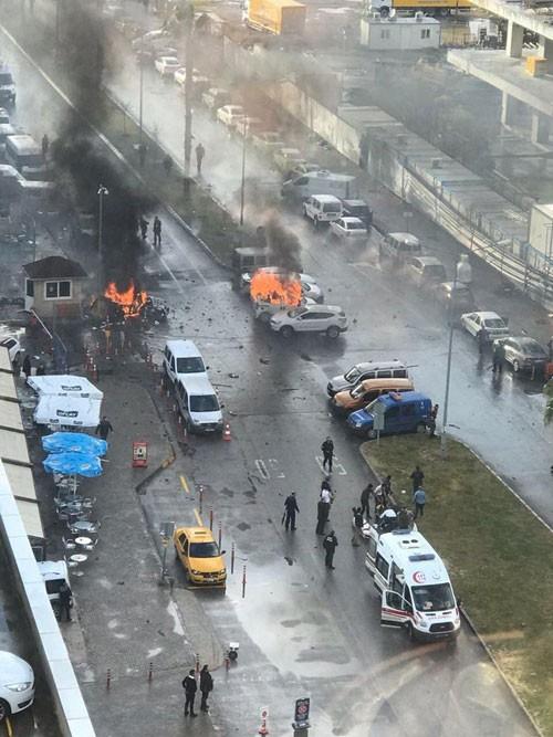 zmir Adliyesi'ne terristlerin bomba ykl arala saldrsnda polis memuru Fethi Sekin ile zabt katibi Musa Can ehit olmu 3' polis 6 kii yaralanm, gvenlik gleriyle atmaya giren 2 terrist etkisiz hale getirilmiti.
