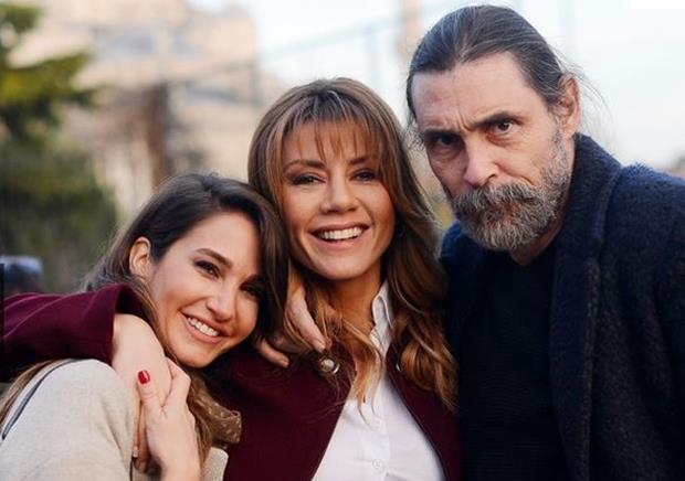 ADI EFSANE  <br>  Erdal Beikiolu'nun merakla beklenen ve barol Gke Bahadr ile barol paylat 'Ad Efsane' dizisinin birinci blm fragman yaynland.<br>    Amerikan yapm &#8216;Beyaz Glge&#8217;nin ikinci kez Trk televizyonlarna uyarlamas olacak dizi, her eyini kaybetmi bir babann kzlarn kazanmak iin verdii mcadele anlatacak.<br>    Yayn: Kanal D