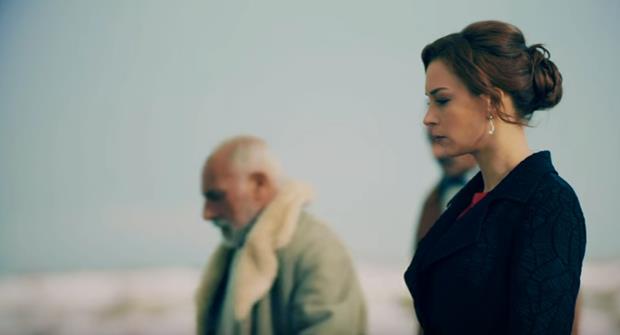 KIRLANGI FIRTINASI  <br>  Barollerinde Fikret Kukan, Emel lgeen ve Ekin Mert Daymaz rol alyor.<br>    Dizinin konusu yle: lfet, doum srasnda olunu aabeyi Kudret&#8217;e vermek zorunda kalr. Bu srada Kudret&#8217;in ei Meryem de doum yapar. Kudret, lfet&#8217;in olunu da kendi ocuunun yanna koyar ve ocuklarn ikiz doduunu syler. Yaananlar tm gerekleriyle bilen Fikret Ana, yllardr saklad srr ne zamana dek iinde tutmay baarabilecektir?  <br>  Yayn: Fox TV<br>    Yapm: Limon