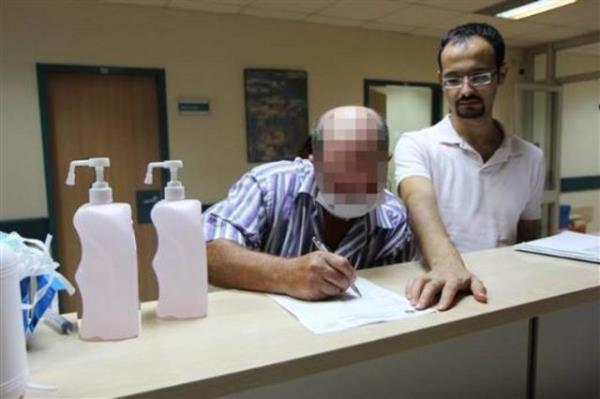 demlerinin inmeye baladn belirten Akdeniz niversitesi Plastik, Rekonstrktif ve Estetik Cerrahi Anabilim Dal Bakan Do. Dr. zlenen zkan, "demleri biraz daha iyi Recep'e gre. Ayn Recep gibi birka gn iinde enesini, dilini kullanmasn bekliyoruz. Daha gzel konuabilmesi iin nefes almasn salayan boazndaki deliin kapanmas gerekiyor. 1-2 ay iinde konumasn bekliyoruz" dedi.