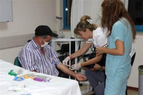 Trkiye'nin en yal yz nakilli hastas olan Salih sln'n dier hastalara gre farkl bir komplikasyon gstermediini belirten Do. Dr. zkan, "Hastalarmza titiz davranmakla beraber btn organlarn inceliyoruz.