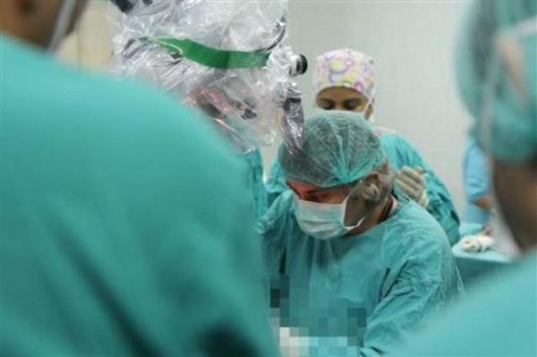 Salih Bey uyandnda daha sakindi, biz de ok ardk. Sa, ka, gz kapaklar, gzya kanallar gibi detaylar olduu iin iyileme sreci uzun srebilir. Daha sonra birka revizyondan geecek" diye konutu.