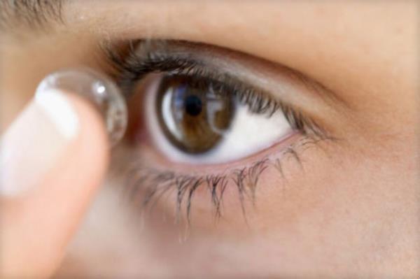 zel bir kimyasal jel ile tasarlanan lensler, takan kiinin glukoz seviyesini renk deitirerek haber veriyor ve kiinin dzenli test iin kan aldrmaya ihtiyac olup olmadn tespit ediyor.