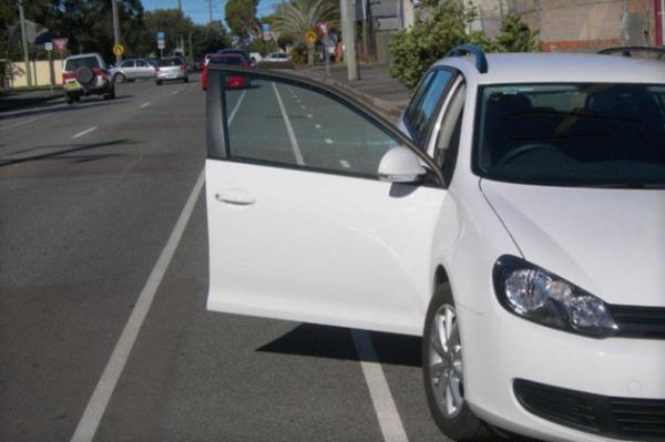 <p><b>TEHLKE, OTOMOBL KAPISI!</b></p>  ki otomobilin arasnda bisiklet srerken kap aniden alabilir. Byle bir durumda ya direksiyonu krp yolunuza devam edersiniz ya da ok kt bir ekilde kapya arparsnz. Fakat artk Alman irketi Bosch kapnn alp almayacan bisikletliye ya da yayaya uyar olarak bildiren bir sistemin patentini almay bekliyor. Bu ekilde yayalar ve bisiklet srcleri doru zamanda kamak iin vakit kazanacak.