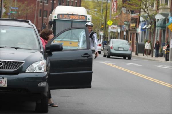 Teknoloji sadece bisikletli otomobile arpacak kadar yaklatnda uyar veriyor. Radar veya infrared sensrleri yakndaki yayay ya da bisiklet zerindeki kiiyi tespit edecek. Sistem kapnn alacana inanrsa (emniyet kemerinin aldn ya da elin kap koluna doru uzandn alglaynca) alarm alacak.