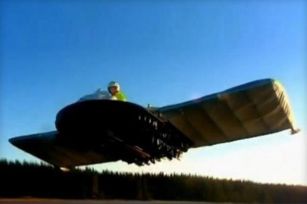 <p><b>Plane Hoover Craft Hybrid</b></p>  Bu srad cihaz sayesinde rahata uabiliyor ve bulutlarn arasnda szlebiliyorsunuz. Havada umasnn yannda bu cihaz yzebiliyor da. Cihazda uaktakine benzer kanat aral var.