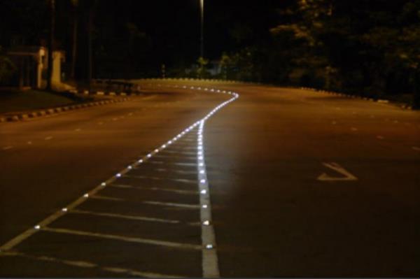 Clearview Trafik Grubu isimli yol gvenlie ve klandrma konusunda uzman bir irket, yollar iin bir k sensr, ilemci ve geleneksel reflektrn yannda bir k kaynan kapsayan akll kedi gzleri tasarlar ve bunun iin patent bavurusunda bulundu. Bu sistem kedi gzlerinin otomobillerden gelen  izlemelerine ve dar yayacaklar  hesaplamalarna imkan veriyor. Bylece her src, kendi farlar ne kadar gl olursa olsun kedi gzlerinden gelen  ayn miktarda grecek.