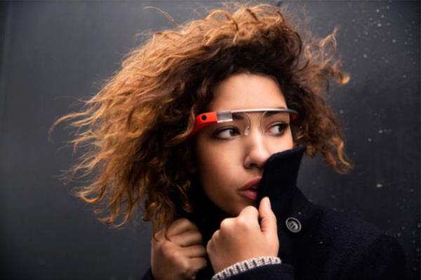 <p><b>GOOGLE'IN TTREML GZLKLER</b></p>  Google Project Glass artrlm, zenginletirilmi gereklik rndr. Size effaf lensler aracl haritalar, mesajlar ya da trenlerin sefer saatleri gibi birok konuda bilgi ak salayacak. imdi Google bu gzl takanlarn sesleri de nasl dinleyebileceklerini aklad. Fakat kulaklklar ok byk olabiliyor. irket ses dalgalarnn dorudan kulaklarnza gemesini salayacak bir sistem planlyor.