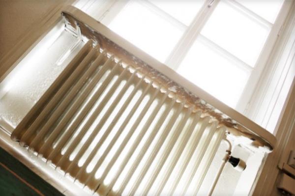 <p><b>GNELE DOST RADYATRLER</b></p>  Radyatrler genellikle camdan gelen souk havay nlemek iin pencerelerin altna monte edilir. Radyatre fotovoltaik hcre yerletirilirse, bu radyatrler gelen gne ssn depolayacak ve bunu bir pili arj etmek iin elektrie dntrecek. Bu elektrik ile cep telefonlarnzn ya da tabletlerinizin arjn bile doldurabileceksiniz.