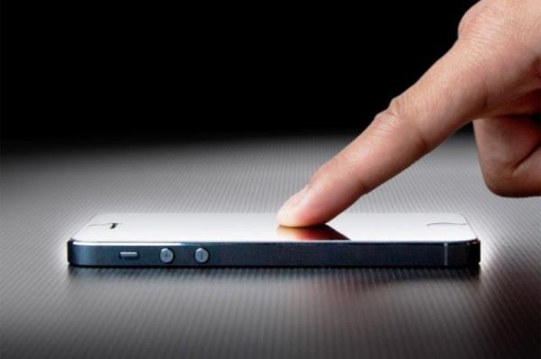 <p><b>Kendisini temizleyen dokunmatik ekran</b></p>  Okula giden tm ocuklarn bildii gibi, scak ve nemli parmaklar mikrop tar. Bu nedenle Microsoft, ekran kaplayacak transparan bir film zerine ultraviyole  tutarak tm kir ve kokular giderecek bir dokunmatik sistem zerinde patent almaya alyor. Ik filmin her yerini gezecek, bakterileri ve virsleri ldrp parmak ularnz dezenfekte edecek. Mikroplarn ar ekilde oalmasn nlemek iin siz ekrana dokunmay braktktan sonra bile sistem kendi kendini aabilecek.