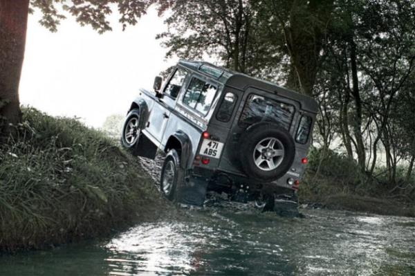 <p><b>BLGSAYARLI LAND ROVER</b></p>  Land Rover'lar zorlu araziyle mcadele etme yeteneiyle biliniyor ve yaknda Land Roverlar srcnn etin yollarda keyi dnmesine yardm edecek bilgisayarl beyine sahip olacak. ngiliz otomobil reticisi otomobilin kar karya geldii zeminin trn otomatik olarak tespit eden sistem gelitirmeye arlk veriyor.