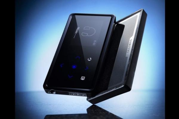 MP3 alarnzda mzik dinlemenin yan sra ark almak da ister miydiniz? Samsung tarafndan patenti alnan cihazda minyatr bir tu takm bulunuyor. Bu da size seilebilir bir dizi enstrmann herhangi biriyle en sevdiiniz eserlerle doalama yapmanza izin veriyor. Gitar modunda tular 6 tel zerindeki perdelere benziyor. Siz telleri acemice alarken hareket dedektr dier elinizdeki parmaklar alglayacak. Siz tulara rastgele basmanza ramen arkya uyum salayp doalama yaparken cihazn zerindeki hoparlr kendinizi ses geirmez bir odada gibi hissetmenize yardm edecek.