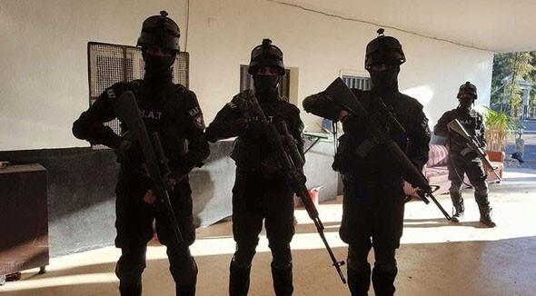 KAMPTA OK SAYIDA YABANCI TERRST DE ETLYOR    Suriye Afrin'de PKK adna 'terr akademisi' kurulduu, birok lkeden gelen terristlerin bu kampta ABD'li askerler tarafndan eitildii belirlendi. Hainler sk sk da denetleniyor.