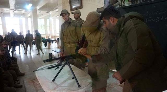 Bunlarn bir ou paral sava ve eski asker. Terr yuvasnn komutas ise Amerikallarda'' dedi. Blgede rgtn en fazla militannn snr komumuz Afrin'de olduu ve bu saynn 15 bine ulat bildirildi.