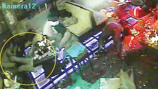 Reina katliam srasnda terriste tekme atan gemici T.B. "Nianlmla benim ayakucumuza kt. Tekme attm. Tekme atmamla bomba elinde patlad. Tek olduunu bilsem ldrrdm." dedi.