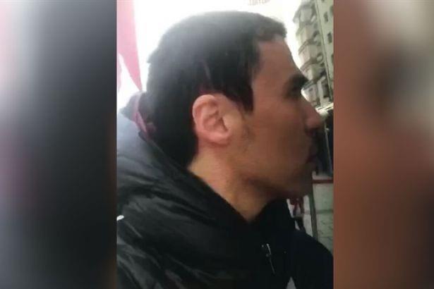 Daha nce flashbang patlatm ve silah sesleri duyulmutu. Barn oradan geldi. Sol elinde flashbang vard. Sa eliyle pimi ekti. Elbombas sandm. Kafamda yazmtm: nce bomba patlatr, sonra skar diye.