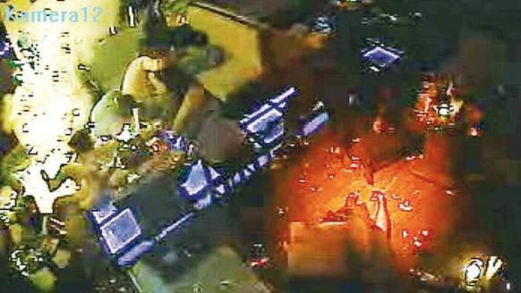 VURDUM ELNDEK FLASHBANG PATLADI    Bulunduumuz yerde iki Fasl kz vard. Biri bandan, dieri ayandan vuruldu. Bandan vurulan, bizim yanmzdayd. lk anda o hareketlendi. Kavga var sandk. Mzikten dolay silah sesini duymamtk. Sonra silah sesleri duyuldu, yere yattk. Kzlar oka girmiti. Ben biraz sakindim. Mustafa tuvalete giderken (kuruna) yakaland, sanyorum.