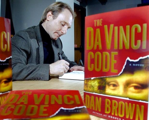 DAN BROWN  Bir dier nl yazar Dan Brown kitaplaryla dnyay kasp kavurmadan nce ngilizce ve spanyolca retmenlii yapyordu.