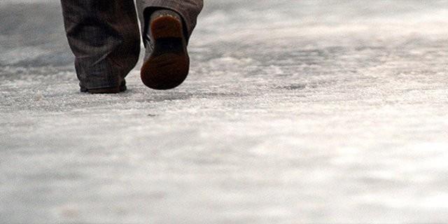 YALILAR DKKATL OLMALI--Yallar yava yrmelerine ramen dengelerini salama konusunda sorun yaayabilmektedirler. zellikle menopoz sonras dnemdeki kadnlarda bayanlarda; dme sonucu kala krklar daha kolay oluabilmektedir. Toplumun ya ortalamas arttka basit dmelerle oluan krk says da artmaktadr. Zorunlu olmadka yallarn, karl buzlu havalarda dar kmamalar gerekmektedir.