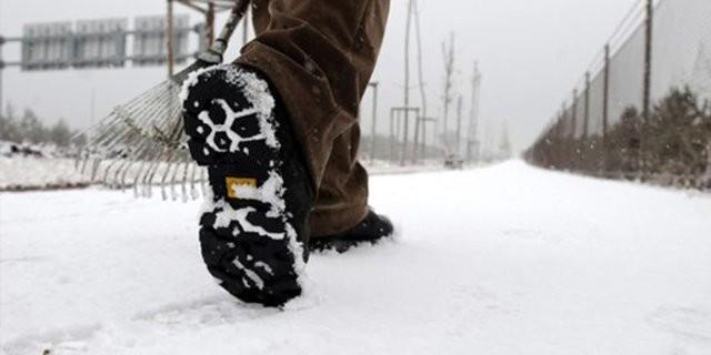 Ayakkab seimi, otomobillerde kar lastii seimi gibi karl ve buzlu havalarda ok nemlidir. Kolay kayabilecek, ksele tarz ayakkablar kullanmamak gerekmektedir.