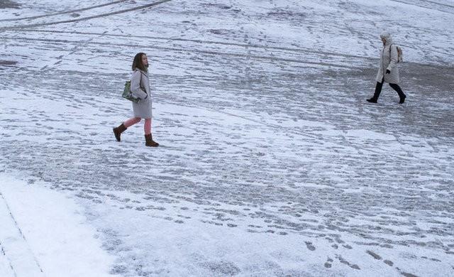 Kayarak dnce yere arpma esnasnda yk omurgaya binebilmektedir. Dmeden birka gn sonra, srtta meydana gelebilecek arlarn omurlarda meydana gelen bir krktan olabileceini unutulmamaldr ve kemik erimesi olan yallar bu konuda daha da dikkatli olmaldrlar. Bu tr arlarn ihmal edilmesi halinde basit bir krk cerrahi mdahale gerektiren bir kra dnebilmektedir.