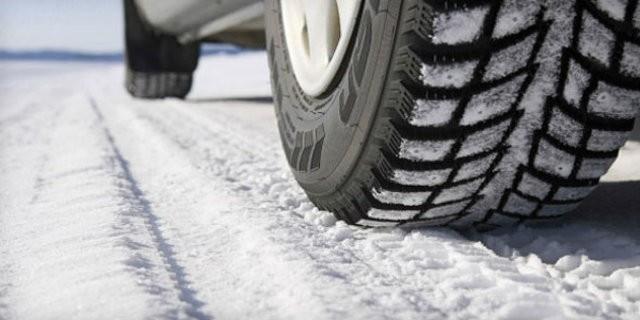 Kar yalaryla birlikte oluan buzlanmaya, aracyla trafie kan srcler kadar yayalarn da dikkat etmesi gerekiyor. Bir anlk dikkatsizlik sonucu kayarak dmek, ciddi yaralanmalara ve nemli salk sorunlarna neden olabiliyor. Op. Dr. Feridun Yumrukal, karl havalarda dikkat edilmesi gereken noktalar hakknda bilgi verdi.