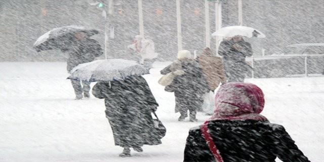 Buzlanmaya daha msait olan merdivenlerde, parlak yzeylerde ve metal zeminli yerlerde dme riski daha yksek olduundan daha dikkatli olunmas gerekmektedir. zellikle merdiven inip karken keleri metal ya da yuvarlatlm basamaklara dikkat edilmelidir.