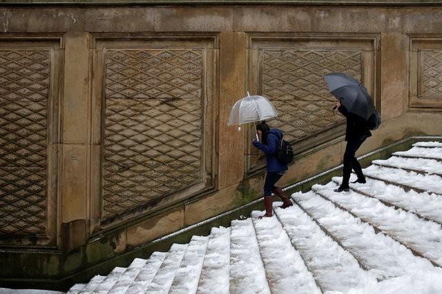 Basamaklarn kaygan olabilecek u ksmlarna deil, ortalarna basmak ve korkuluklara tutunarak inip kmak nemlidir. Kk ve yava admlarla yryp, baston ya da emsiye gibi desteklerden faydalanmak da yararl olabilmektedir.