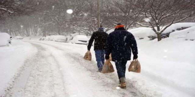 K ELNZLE POET VEYA EYA TAIMAYIN   Kollar gerektiinde, ip cambazlarnn dengesini salamakta kulland uzun sopalar gibi grev grmektedirler. Dme riski sz konusu olunca kollarmz dengeye byk katk salamaktadr. Bu yzden karl ve buzlu havalarda ellerimiz ceplerimizde olacak ekilde yrnmemesi gerekmektedir. Kollar ayn zamanda dme srasnda vcudu korumaya da yardmc olmaktadrlar. Ellerin cepte olmasyla bu faktr de devre d braklmaktadr.
