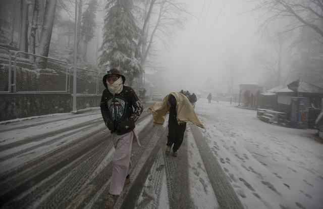 Eller ceplerde olacak ekilde yrmek dmeyi kolaylatraca gibi vcutta oluacak zararn da bymesine neden olabilmektedir. ki elde eya ya da poet tamann da dengeyi bozabilecei unutulmamaldr. Soua kar dayankl bir eldiven almak ve ellerimizi bu ekilde serbest olarak kullanabilmeyi salamak basit ve kolay bir tedbirdir.
