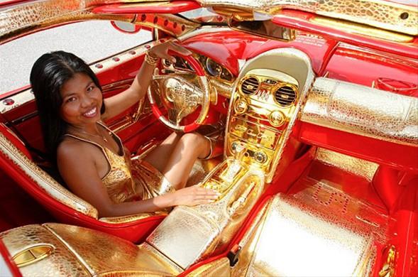 Mercedes-Benz SLR McLaren 999, deeri ile olduu kadar ihtiaml grntsyle de herkesin ban dndryor.