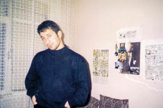 Cem Ylmaz  <p>Dnyann en normal fotoraf bile iinde Cem Ylmaz olunca bir tuhaf grnmyor mu insann gzne :))))