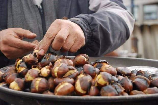 Frnda kestane: Kestaneleri ykayn; art eklinde izin ve frn tepsisine dizin. nceden stlm frnda 180-200 derecede 20-25 dk piirin. Kabuklarnn kolay kmas iin kestaneleri ykayp izdikten sonra yaklak bir saat lk suda bekletip sonra frna koyabilirsiniz.