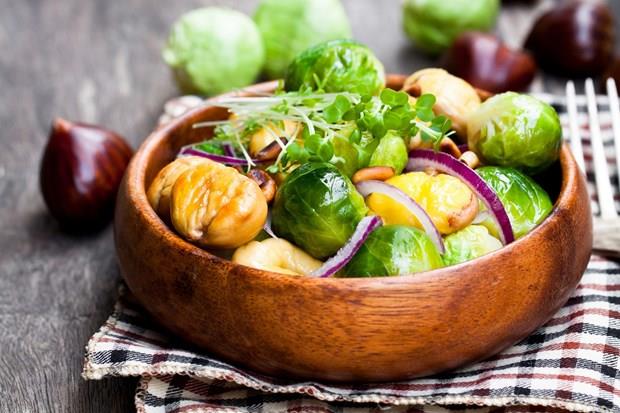 K salatas:  kilo brokoli.  kilo kestane. Soan. Kzlenmi krmzbiber. Kestanelerin zerine izik atn ve tavada orta atete az su ile piirin. Brokolileri halayn. Brokoli, kestane, soan ve krmzbiberi kartrn. sterseniz zerine yourt ve sarmsakl sos hazrlayabilirsiniz. Kestanenin karbonhidrattan zengin olduunu unutmayn ve bu salata ile birlikte ekmek ve benzeri yiyecekler tketmeyin.