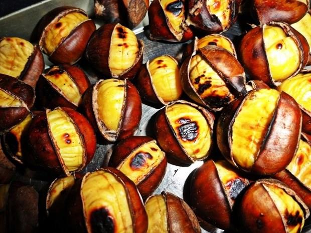 tr tr kzarm, scack bir kestaneye kar koymak oumuz iin imkansz neredeyse. Ancak k sofralarnn bu cezbedici lezzetine kanarak ly amamak, kararnda tketmek ok nemli. Zira yksek karbonhidrat ieren kestanenin  tanesi bir dilim ekmee eit!