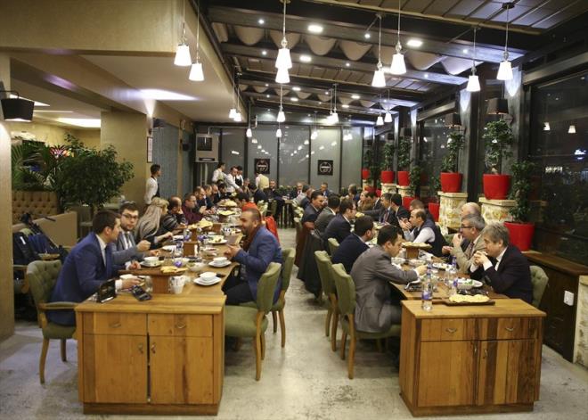Topu, 10 Ocak alan Gazeteciler Gn dolaysyla bir restoranda gazete ile televizyonlarn Ankara temsilcileri ve muhabirleriyle bir araya geldi.