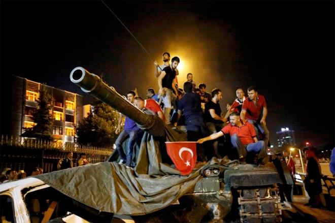 O gece Cumhurbakanlnda alanlarn gzlerinde ylgnlk grmediini belirten Topu, vatandalarn tanklara elleriyle "dur" dediini kaydetti.