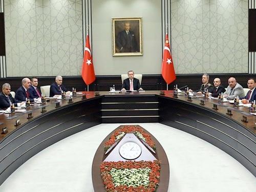 Bizi yere yatracaklar, kelepe takacaklar elimize, ayamza. Arkada da orada resim ekilecek, Cumhurbakannn koltuunda. Bitti olay."