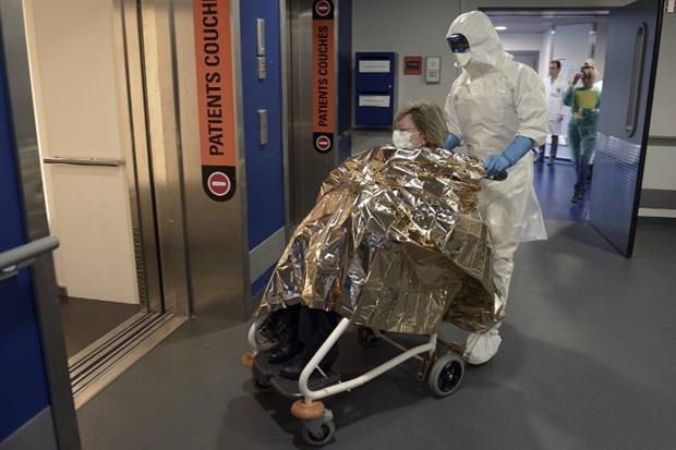 8. Hospitalist (Hastanede yatarak tedavi gren hastalar tedavi eden hastane doktoru 220 bin dolar