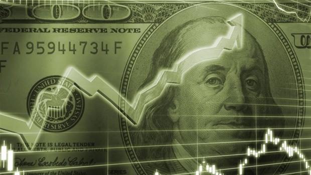 ABD Merkez Bankas Fed'in bu yl faizlerde daha hzl faiz artrmna gidebilecei beklentisi gelien lkelere ynelik bask yaratyor. Her ne kadar dier gelimekte olan lkelerde etki sert hissedilmese de, TL'deki deer kaybnn arkasnda bu neden de yatyor.