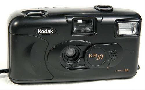 <p><b>4- Filmli fotoraf makinalar</b></p>     O zamanlar fotoraf ekmek, bugn olduu kadar zahmetsiz ve kolay deildi. ektiiniz fotoraf grmek iin, makinadaki filmin dolmasn beklemek bazen bir mr gibi gelirdi. Artk akll telefonlar ile herkes birer Ara Gler.