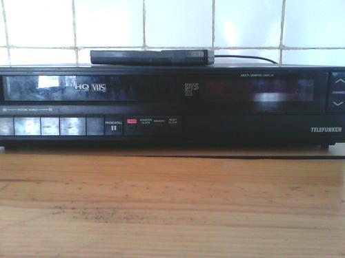<p><b>2- VCR Video kaydediciler</b></p>     TV'de ok sevdiimiz bir film varsa eer, hemen onu video kayt cihazlarmz yarmyla kasetlere kaydedip arivimizin en gzide yerine yerletirmeyenimiz yoktur. Ancak, bu esnada baka bir filmin zerine kayt yapmak da bazen ufak apl aile facilarna sebebiyet verebiliyordu.