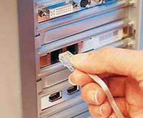 <p><b>6- evirmeli internet balants</b></p>     imdiki genler, bundan 10 sene nce bir internete balanma 'seans'na tank olsalar, uzayl istilas altnda olduklarn dnrlerdi byk ihtimalle. Balant srasnda kan ses ve balanma sresinni uzunluu, teknolojiyi sevmek iin nemli bir neden herhalde. stelik, telefon ald zaman balanty kesme zorunluluu, olup olmadk zamanlarda arayan akrabalara kar gizliden gizliye kin besleme sebebiydi belki de...