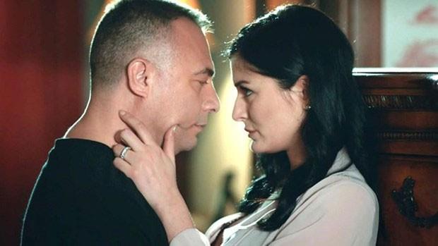 Oktay Kaynarca'nn ise yine dizideki rol arkada Deniz akr ile bir sre birlikte olduktan sonra ayrld iddia edilmiti. Hatta iliki sonras birlikte rol aldklar diziden de ayrlmaya karar veren Deniz akr&#8217; yapm irketinin kadroda kalmaya ikna ettii ne srlmt.