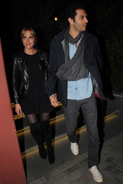 Uzerli "Oktay ile Berlin'de ba baa deildik. Yanmzda Tark nlolu ve ei Glenay nlolu vard. Kendimi yeni ilikiye hazr hissetmiyorum. Ayrca Oktay benim tipim deil" dedi.