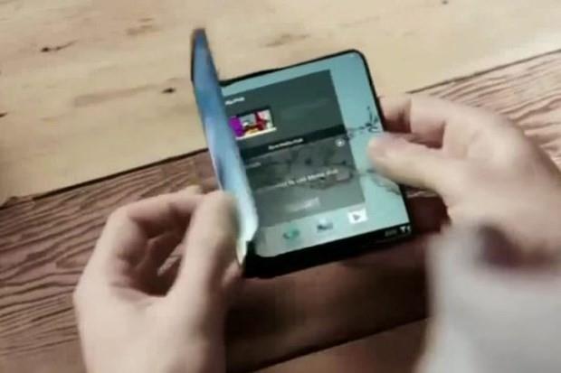 Daha byk ekrana ihtiya duyan kiiler telefonun katlanabilmesi sayesinde 7-in boyutunda bir tablete dntrebilecek. Bylelikle cebinizdeki telefon ayn zamanda bir tablet halini alacak.