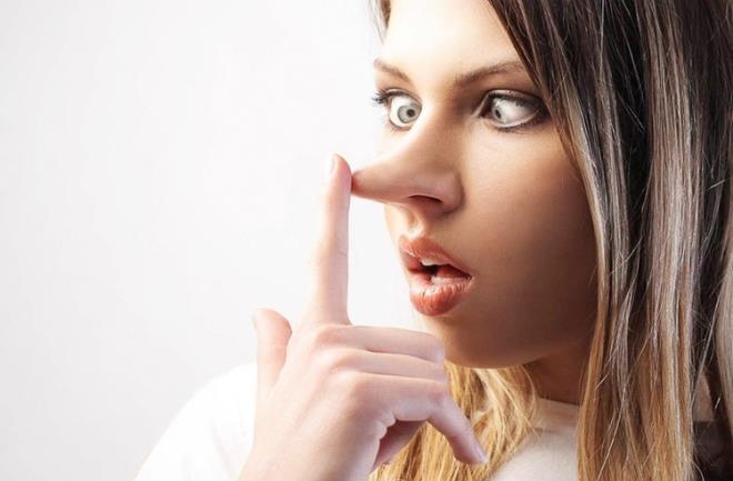 YZDE 100 YALAN SYLYORDUR  -Kan pompalannca burundaki kllar itii iin hareketlenip yan tarafa demeye balyor. O zaman da kii burnunu kayor. Eer bir kii sizinle konuup burnunu kayorsa yzde 100 yalan konuuyordur.