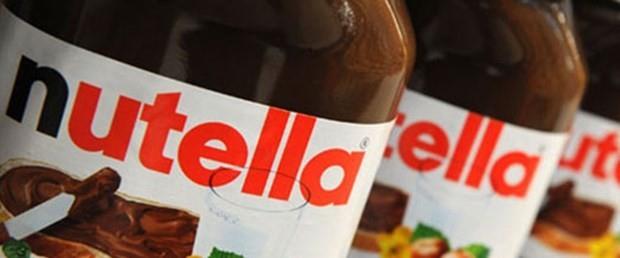 Ferrero irketi ise lezzetinin deiecei gerekesiyle dnyaca mehur Nutella isimli ikolata-fndk ezmesi rnnde palmiye yan kullanmaya devam etti ama talya&#8217;daki satlarnn son 12 ayda yzde 3 dmesi zerine palmiye yan savunan reklm kampanyalar dzenlemeye balad.